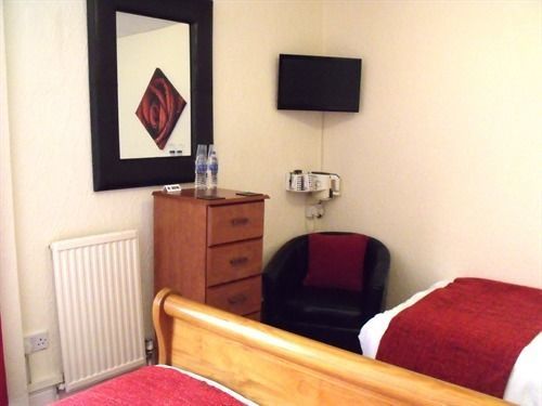 Bed & Breakfast Benson - Small Families & Couples Only Blackpool