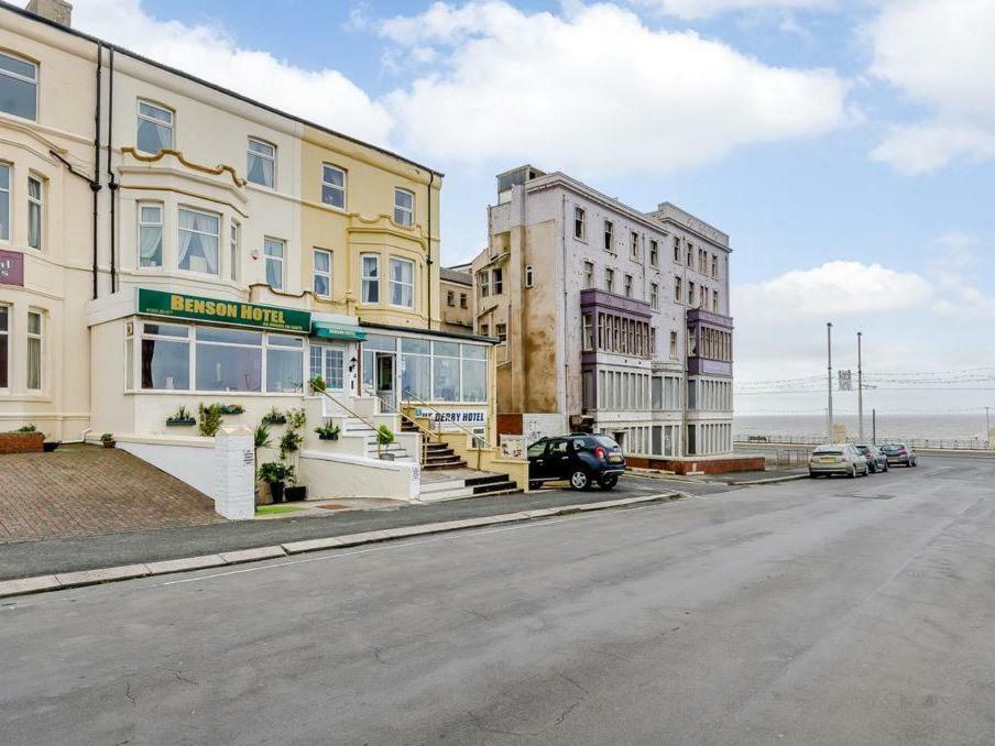 Bed & Breakfast Benson - Small Families & Couples Only Blackpool